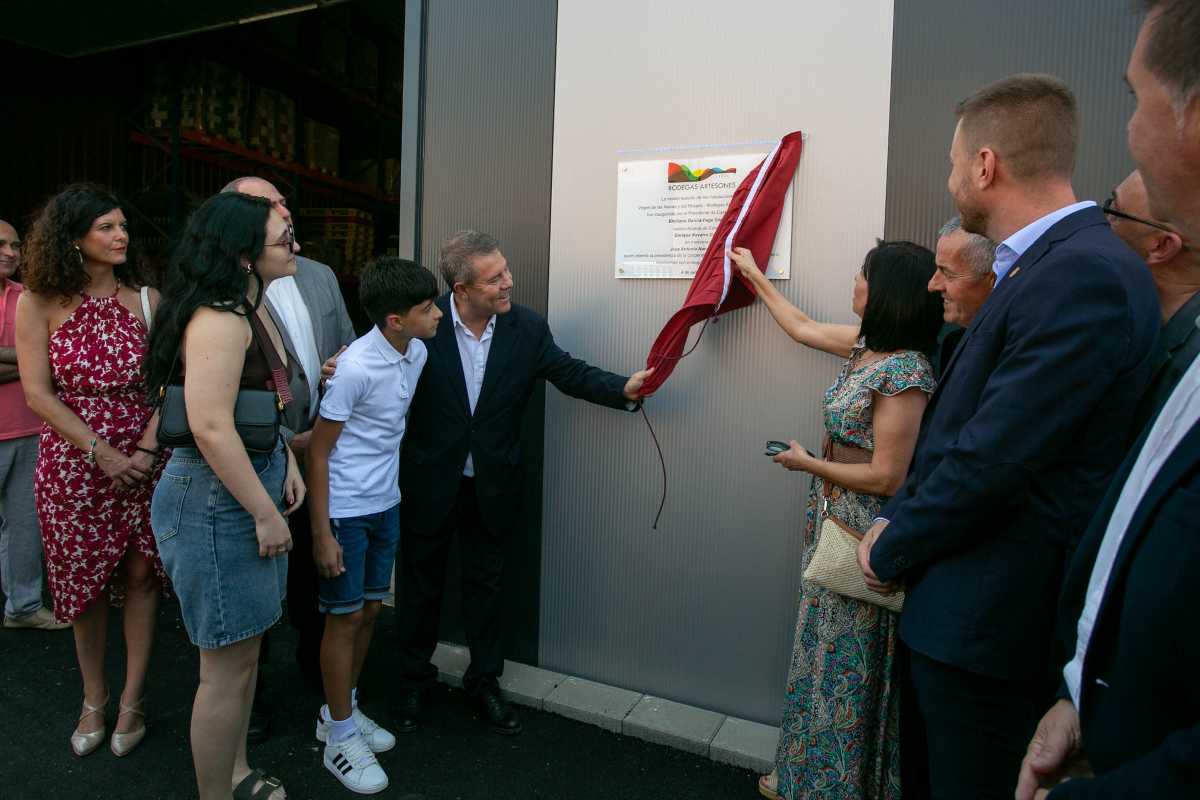 Inauguración de las nuevas instalaciones de la Cooperativa Virgen de las Viñas Bodegas Artesones, en Cenizate (Albacete).