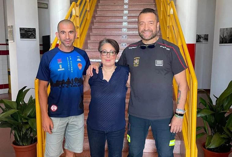Fran, junto Inés (la mujer a la que salvó la vida hace poco) y el hijo de esta. Foto: Bomberos de Toledo.