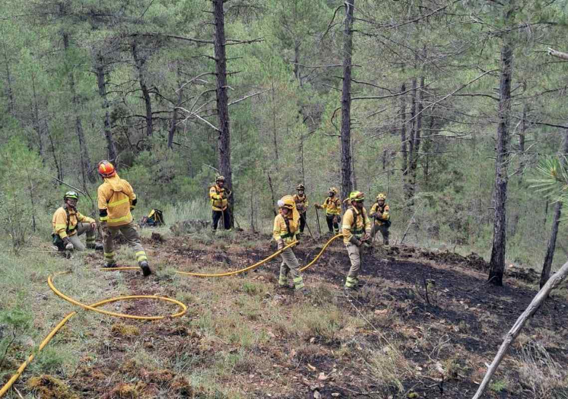 Bomberos forestales del Plan Infocam trabajan en la extinción de un incendio en Arbeteta