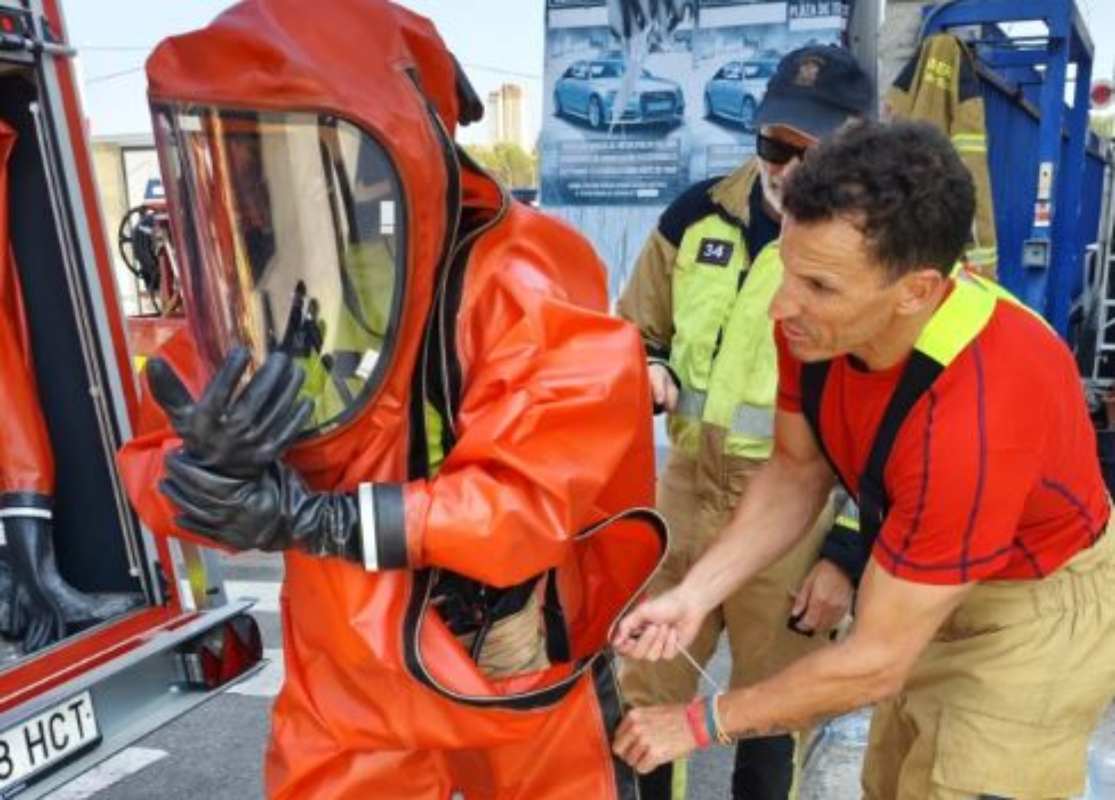 Un bombero, enfundándose un traje especial NRBQ. Foto: Bomberos.