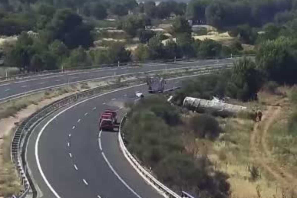 Imagen del camión cisterna volcado en la A-30.
