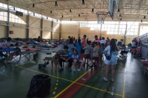 Imagen del polideportivo donde fueron evacuados los 80 niños.
