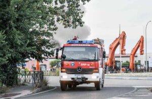 Camión de bomberos del CEIS de Guadalajara, en el incendio de la fábrica de baterías de litio. Foto: Rafael Martín - Europa Press.