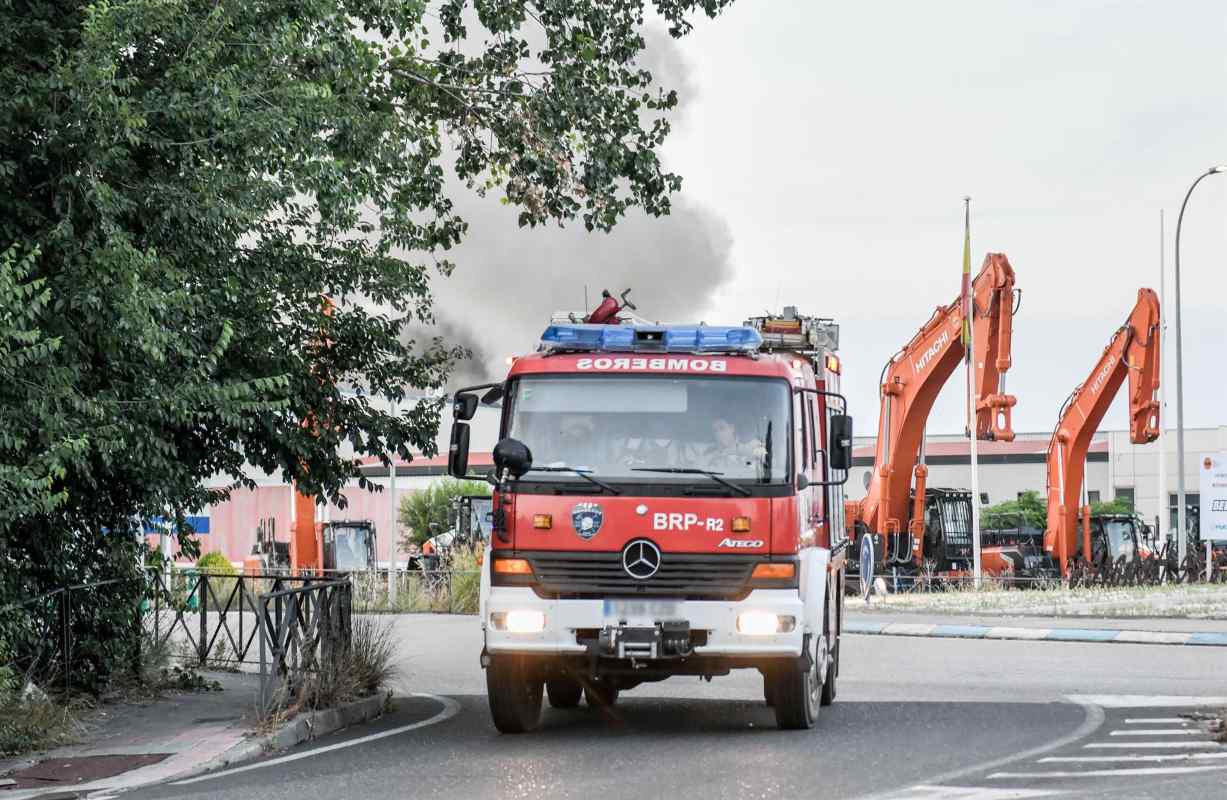 Camión de bomberos del CEIS de Guadalajara, en el incendio de la fábrica de baterías de litio. Foto: Rafael Martín - Europa Press.