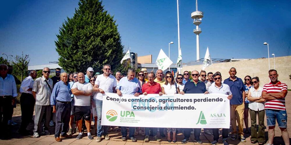 Asaja y UPA se concentraron en Toledo contra la sobrepoblación de conejos. Foto: Rebeca Arango.