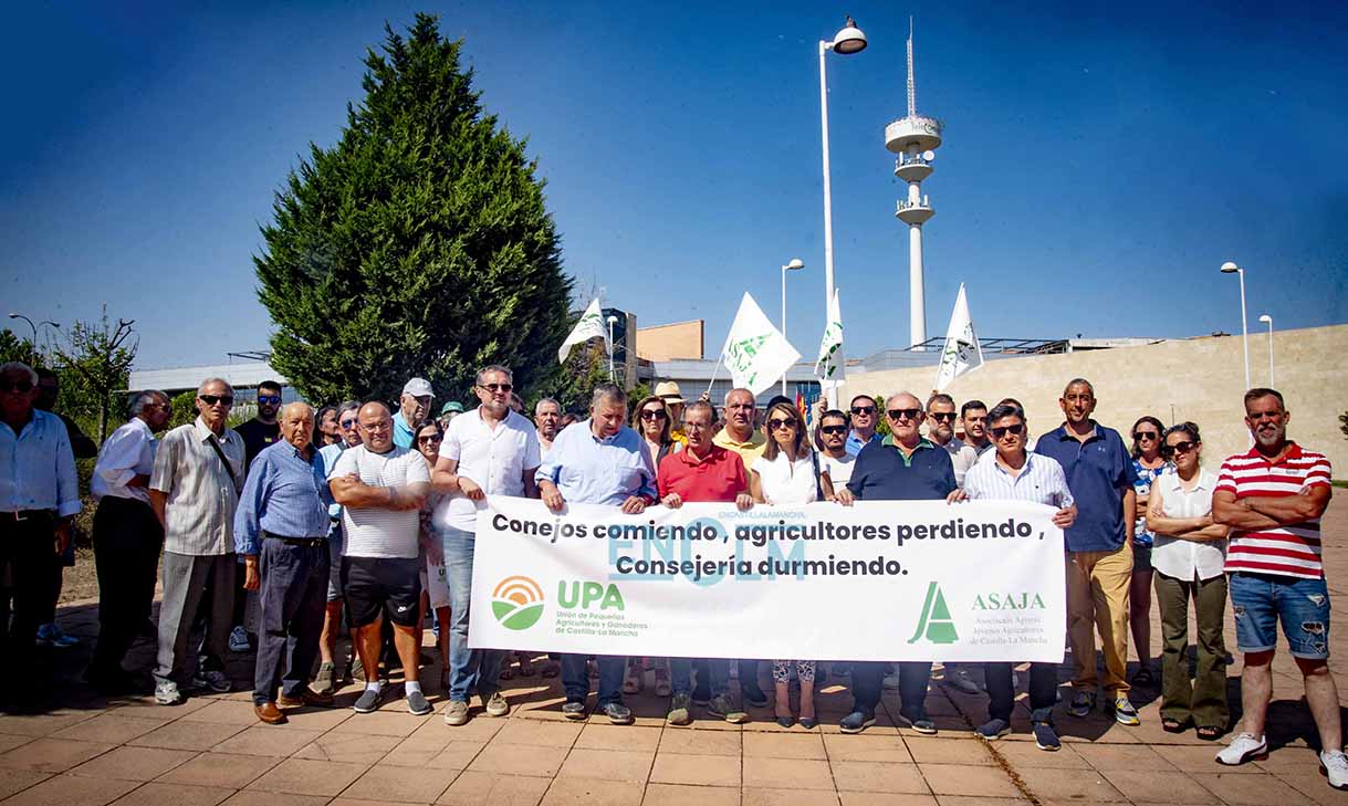 Asaja y UPA se concentraron en Toledo contra la sobrepoblación de conejos. Foto: Rebeca Arango.