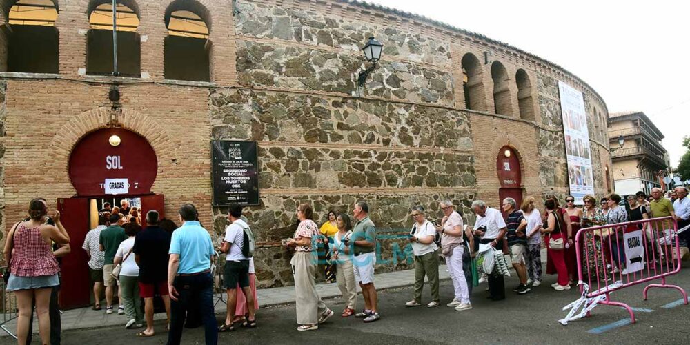Personas accediendo al concierto de Ana Belén, en la plaza de toros de Toledo. Foto: Rebeca Arango
