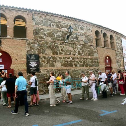 Personas accediendo al concierto de Ana Belén, en la plaza de toros de Toledo. Foto: Rebeca Arango