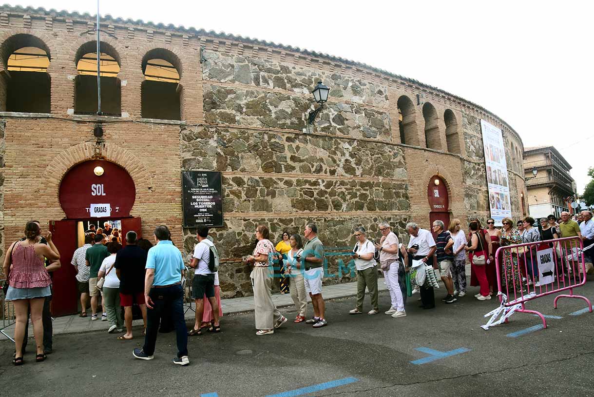 Personas accediendo al concierto de Ana Belén, en la plaza de toros de Toledo. Foto: Rebeca Arango