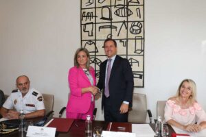 El alcalde, Carlos Velázquez, y la delegada del Gobierno, Milagros Tolón.