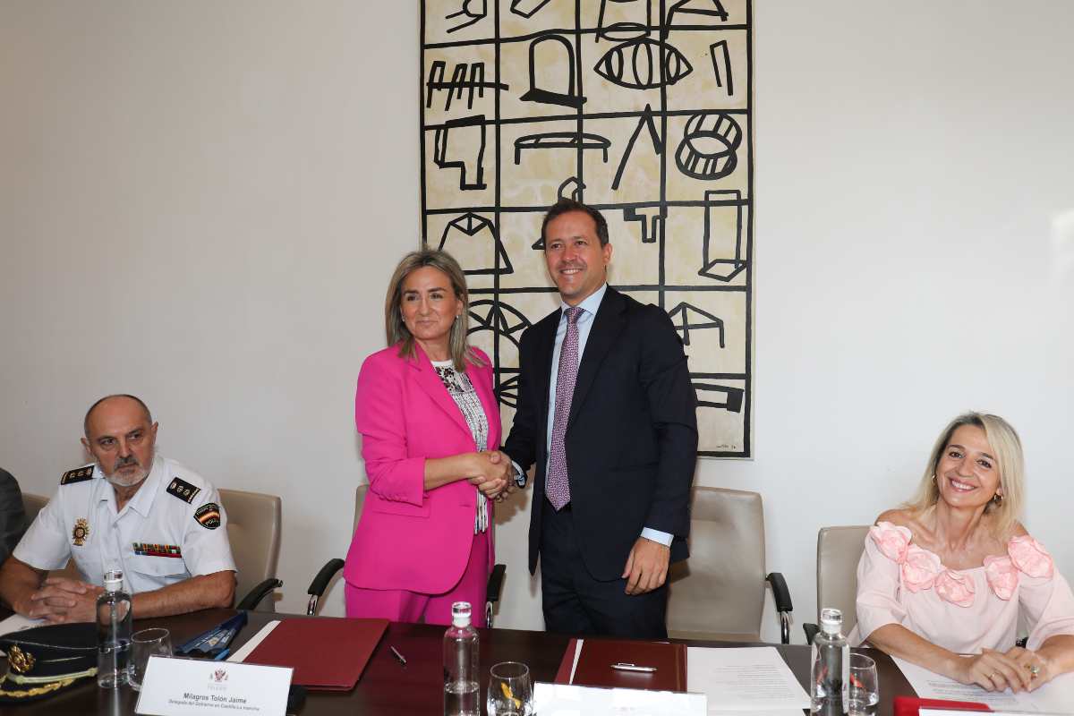 El alcalde, Carlos Velázquez, y la delegada del Gobierno, Milagros Tolón.