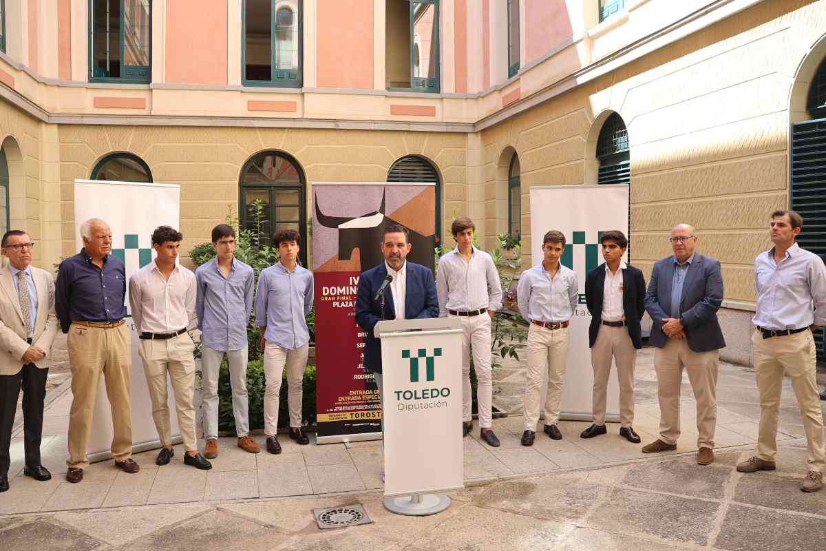 Joaquín Romera, con los finalistas del Trofeo Domingo Ortega.