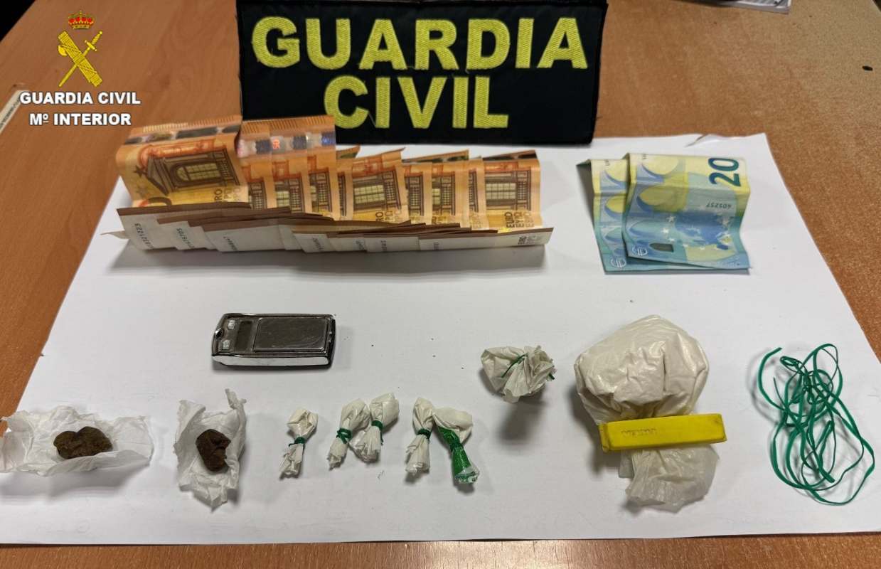 Efectos intervenidos a dos personas que llevaban droga en la mochila.