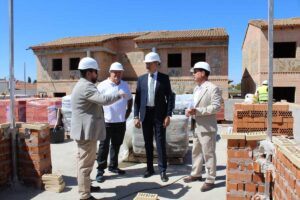 El delegado de la Junta en Toledo, Álvaro Gutiérrez, durante su visita a las obras de construcción de una de estas escuelas.