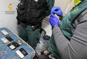 Efectos intervenidos a la trama que estafaba por internet.