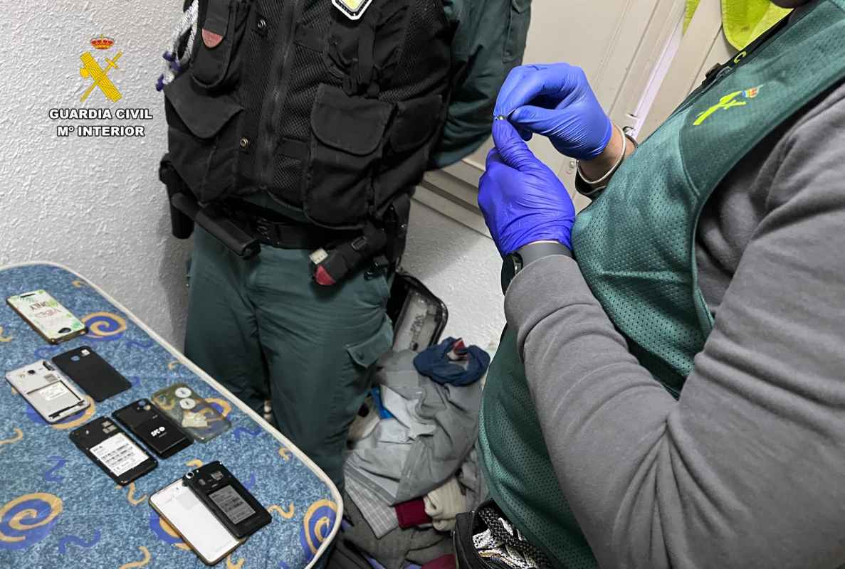 Efectos intervenidos a la trama que estafaba por internet.