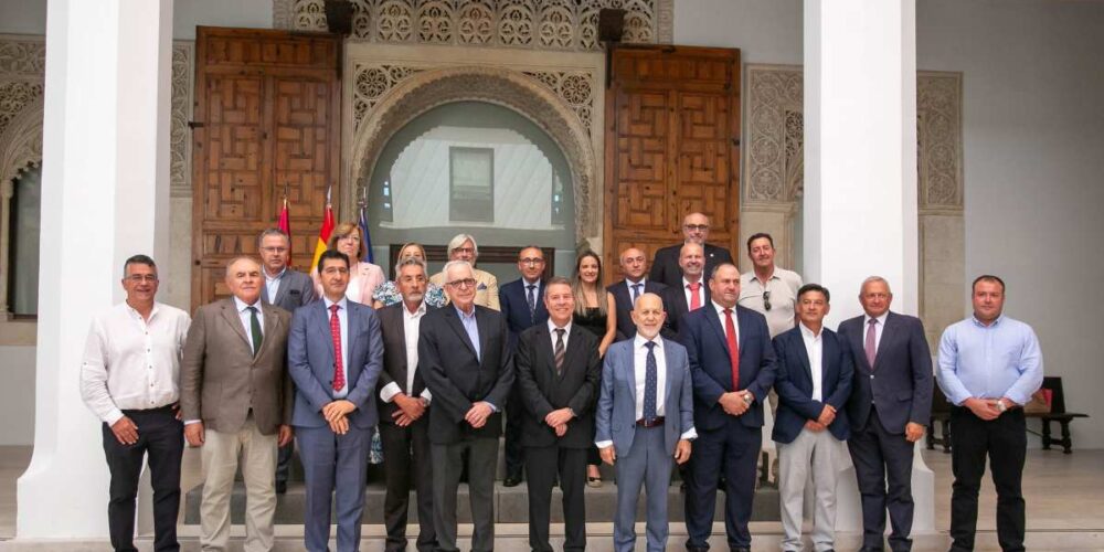Foto de familia del acuerdo de nuevo estatuto de la Interprofesional de la DO Valdepeñas.