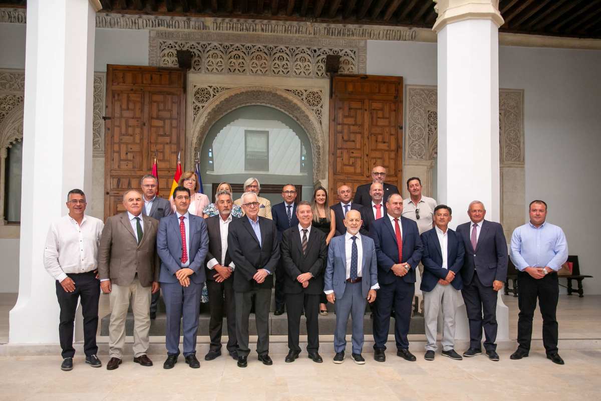 Foto de familia del acuerdo de nuevo estatuto de la Interprofesional de la DO Valdepeñas.