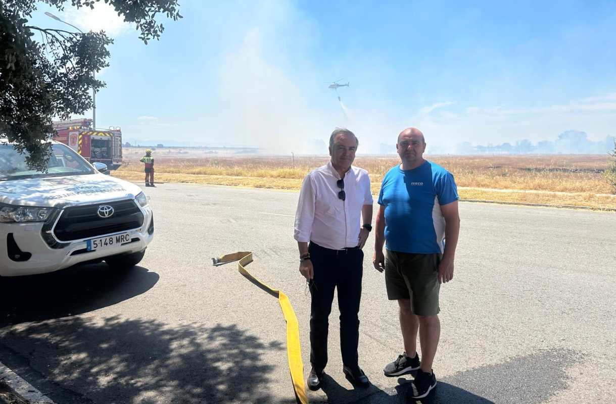Gregorio, cerca del incendio, en las inmediaciones del polígono Valdehierro.