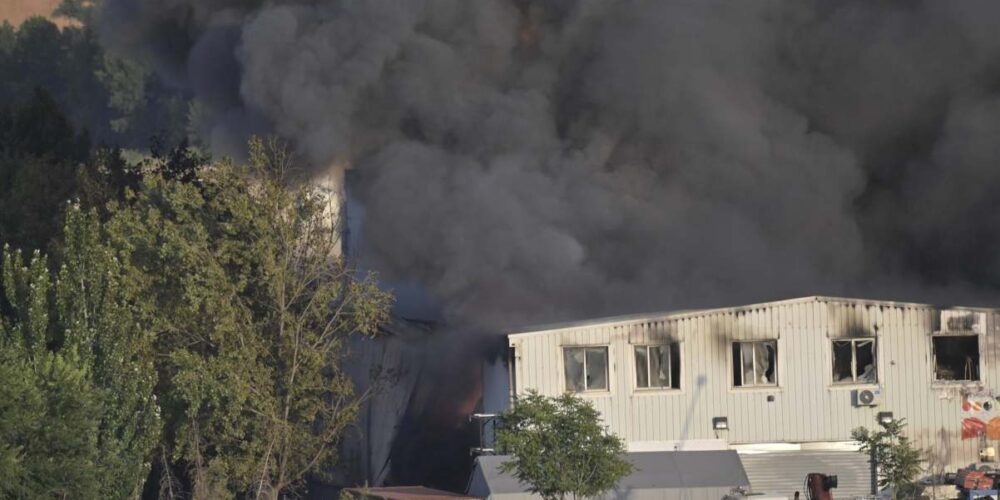 Incendio en una empresa de baterías de litio y de pilas de Azuqueca. Foto: EP.