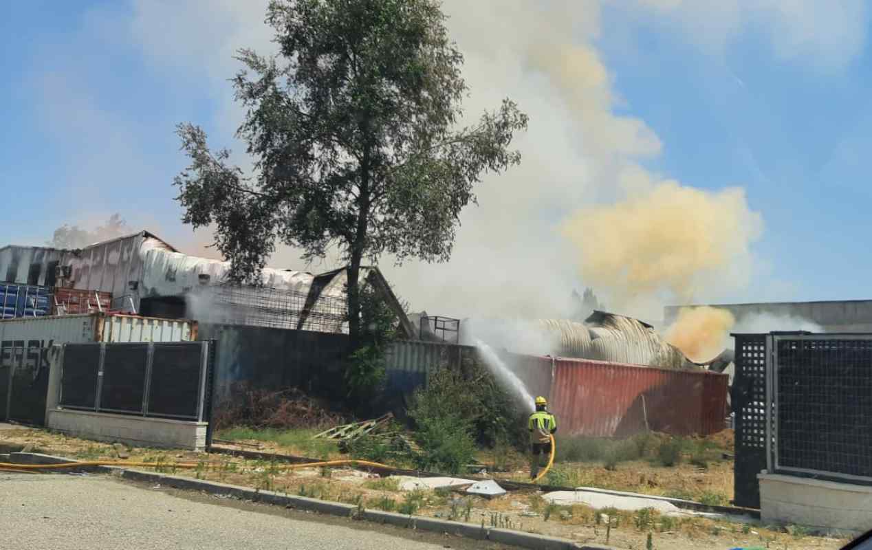 Imagen del incendio en la fábrica de baterías de litio.