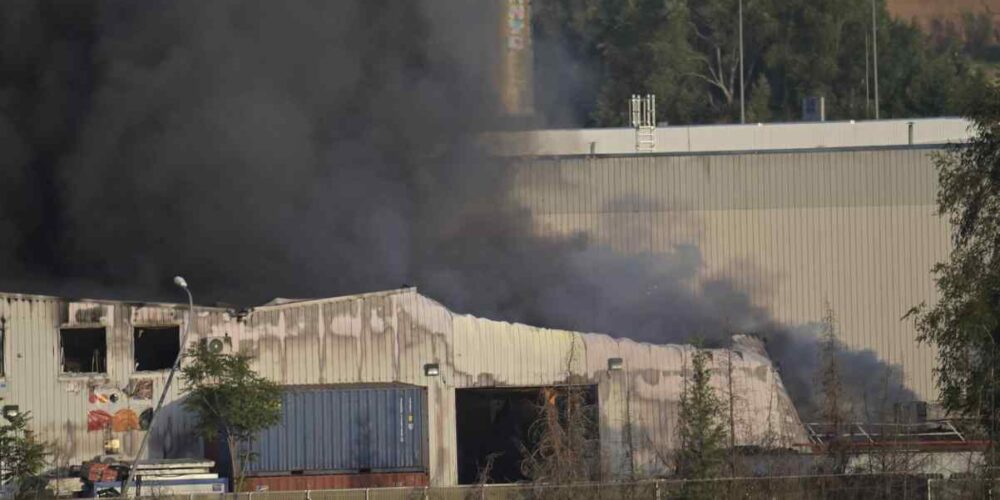 Incendio en la fábrica de baterías de litio. Foto: Rafael Martín - Europa Press.