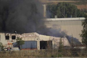 Incendio en la fábrica de baterías de litio. Foto: Rafael Martín - Europa Press.
