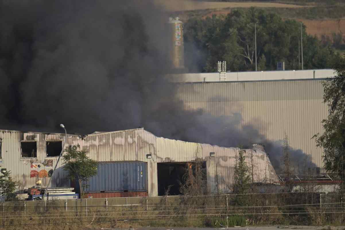 Incendio en la fábrica de baterías de litio. Foto: Rafael Martín - Europa Press.