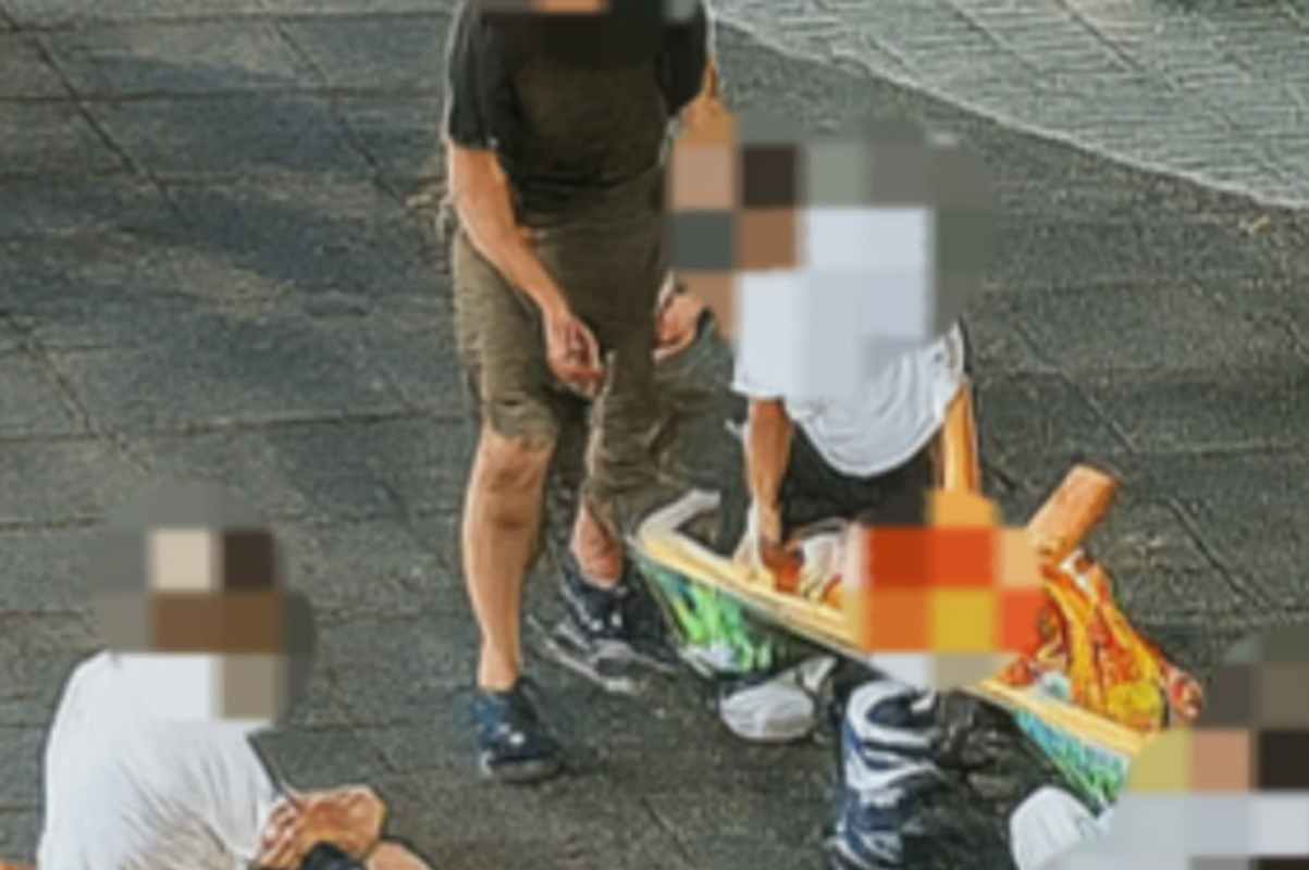 Imagen de los presuntos autores de la vandalización del parque infantil de Cuenca.