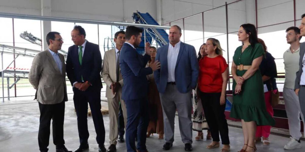El consejero de Agricultura, Ganadería y Desarrollo Rural, Julián Martínez Lizán, visitando una cooperativa de pistacho en Corral del Almaguer (Toledo).