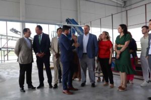 El consejero de Agricultura, Ganadería y Desarrollo Rural, Julián Martínez Lizán, visitando una cooperativa de pistacho en Corral del Almaguer (Toledo).