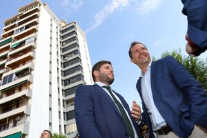 El consejero de Fomento, Nacho Hernando, junto con el alcalde de Toledo, Carlos Velázquez.