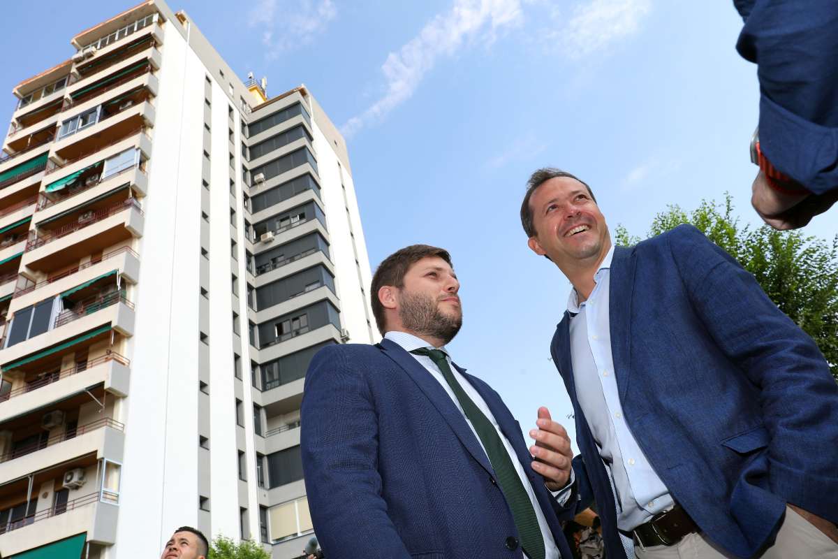 El consejero de Fomento, Nacho Hernando, junto con el alcalde de Toledo, Carlos Velázquez.