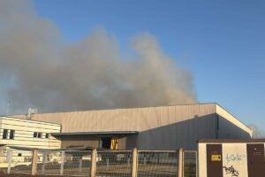 Así sigue la columna de humo en el incendio de Azuqueca.