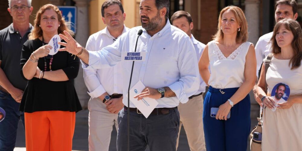 Paco Núñez presentó en Almadén la campaña 'Defendamos nuestro pueblo'.