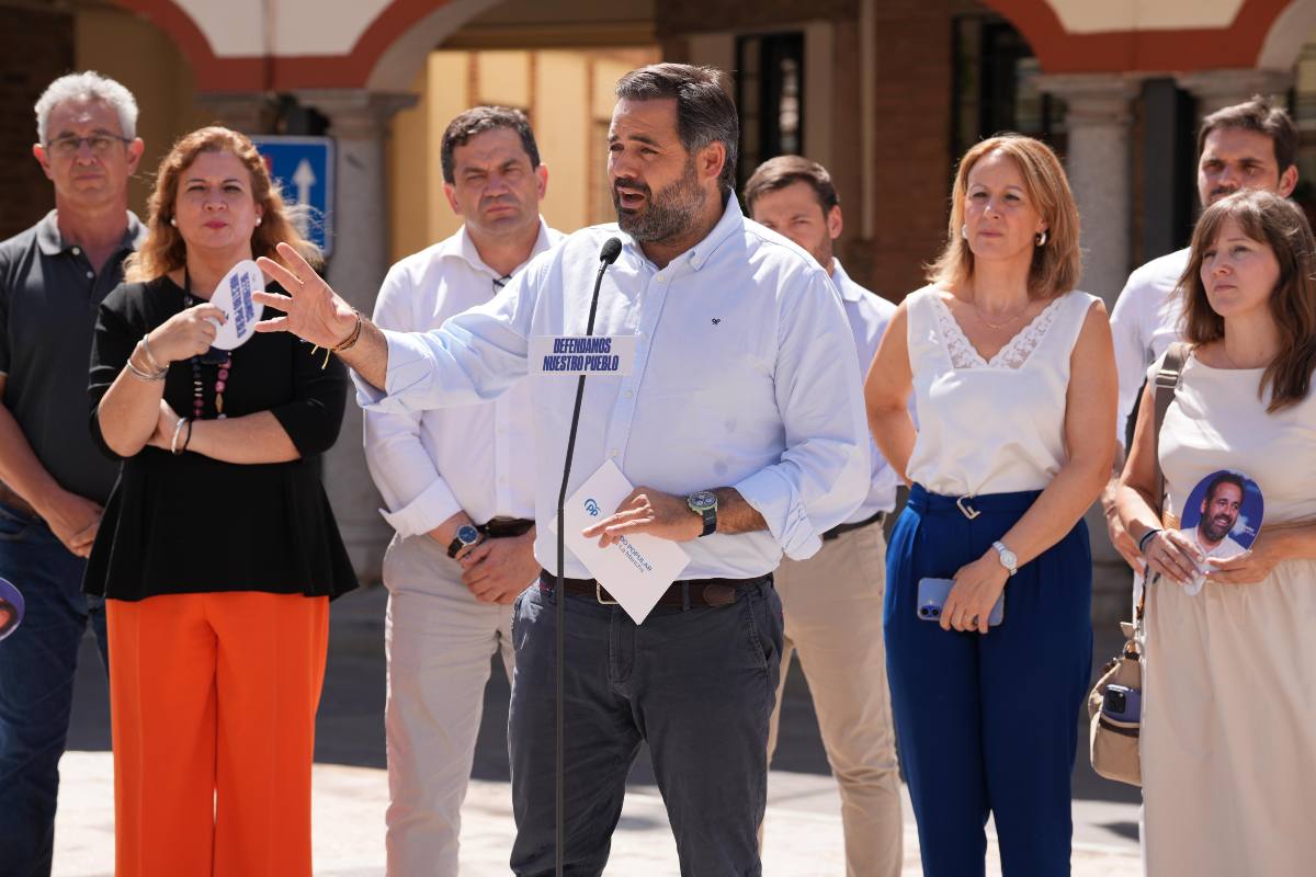 Paco Núñez presentó en Almadén la campaña 'Defendamos nuestro pueblo'.