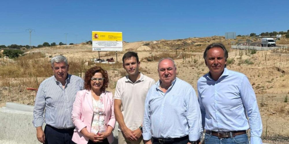 Senadores del PP de Toledo en las obras paralizadas de la carretera N-502