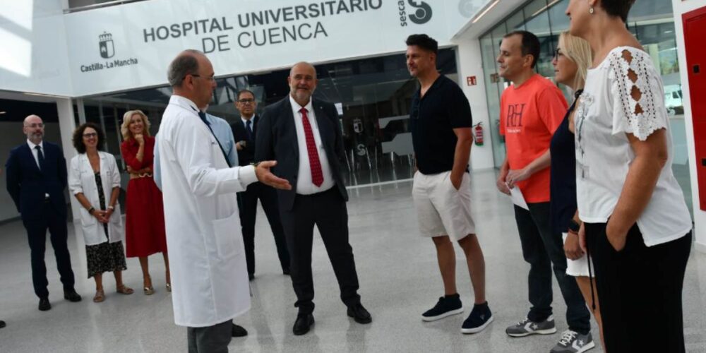 El vicepresidente primero del Gobierno regional, José Luis Martínez Guijarro, ha recibido a los primeros pacientes del Hospital Universitario de Cuenca. (Fotos: JCCM)