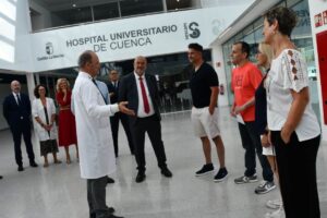 El vicepresidente primero del Gobierno regional, José Luis Martínez Guijarro, ha recibido a los primeros pacientes del Hospital Universitario de Cuenca. (Fotos: JCCM)