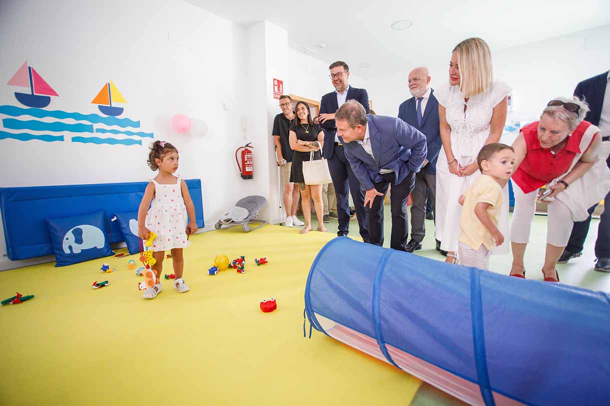 Emiliano García-Page, este lunes en el acto de inauguración de la Escuela Infantil de Pozo Lorente (Albacete). Foto: JCCM
