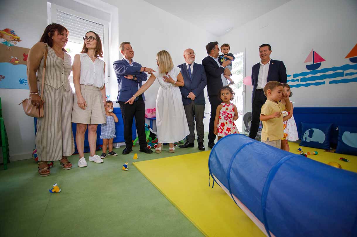 Emiliano García-Page, este lunes en el acto de inauguración de la Escuela Infantil de Pozo Lorente (Albacete). Foto: JCCM