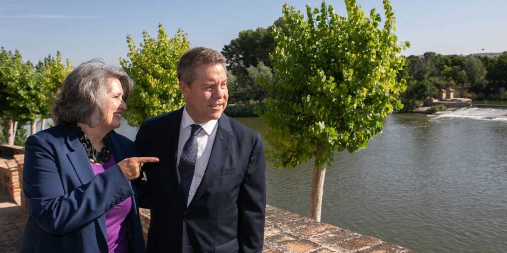 El presidente de Castilla-La Mancha, Emiliano García-Page, y la consejera de Desarrollo Sostenible, Mercedes Gómez.