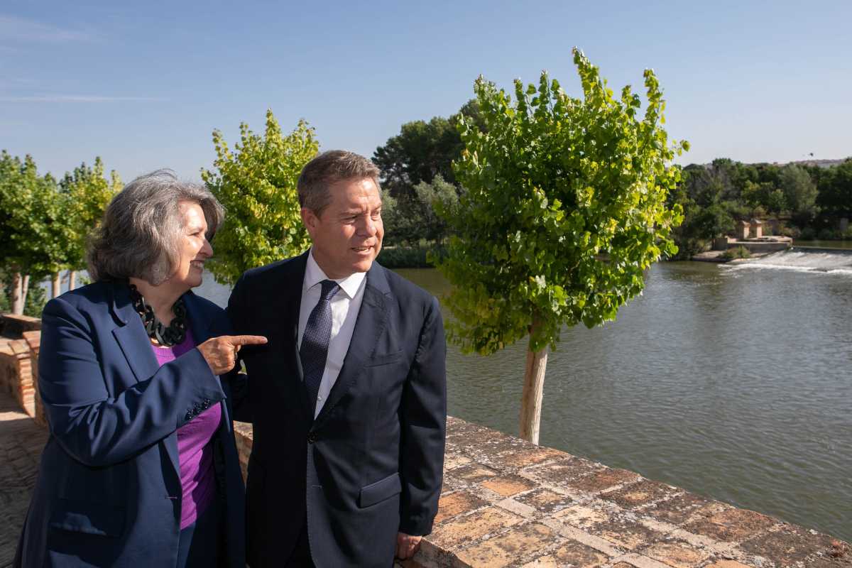 El presidente de Castilla-La Mancha, Emiliano García-Page, y la consejera de Desarrollo Sostenible, Mercedes Gómez.