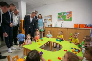 El presidente de Castilla-La Mancha, Emiliano García-Page, y el consejero de Educación, Cultura y Deportes, Amador Pastor