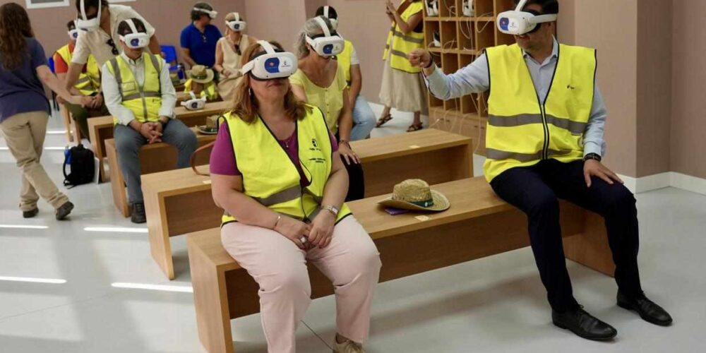 El consejero de Educación, Cultura y Deportes, Amador Pastor, en una visita que ha realizado al mismo.