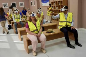 El consejero de Educación, Cultura y Deportes, Amador Pastor, en una visita que ha realizado al mismo.