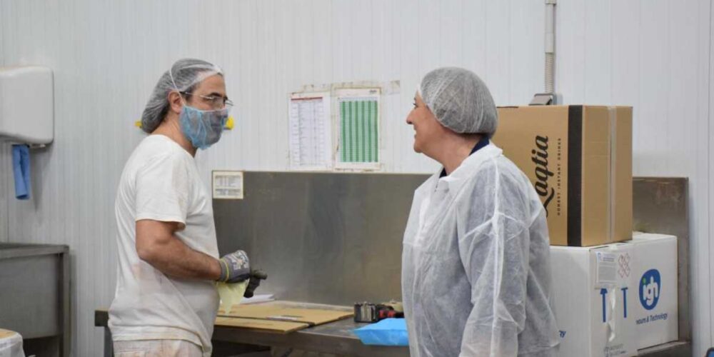 La consejera de Economía, Empresas y Empleo, Patricia Franco, durante la visita que ha realizado a la empresa Laqtia.