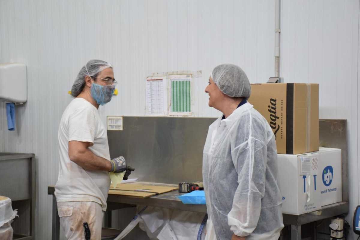 La consejera de Economía, Empresas y Empleo, Patricia Franco, durante la visita que ha realizado a la empresa Laqtia.