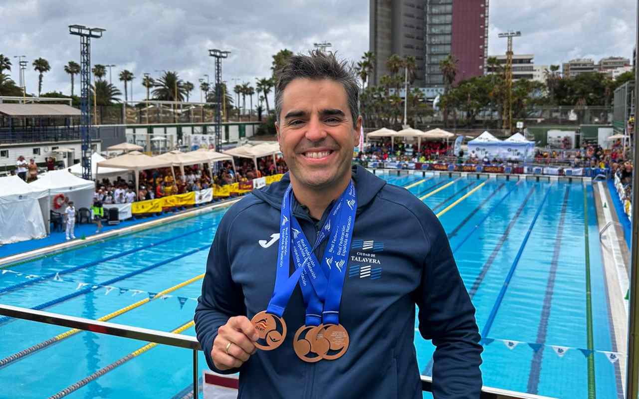 Javier Peña, luciendo sus medallas.