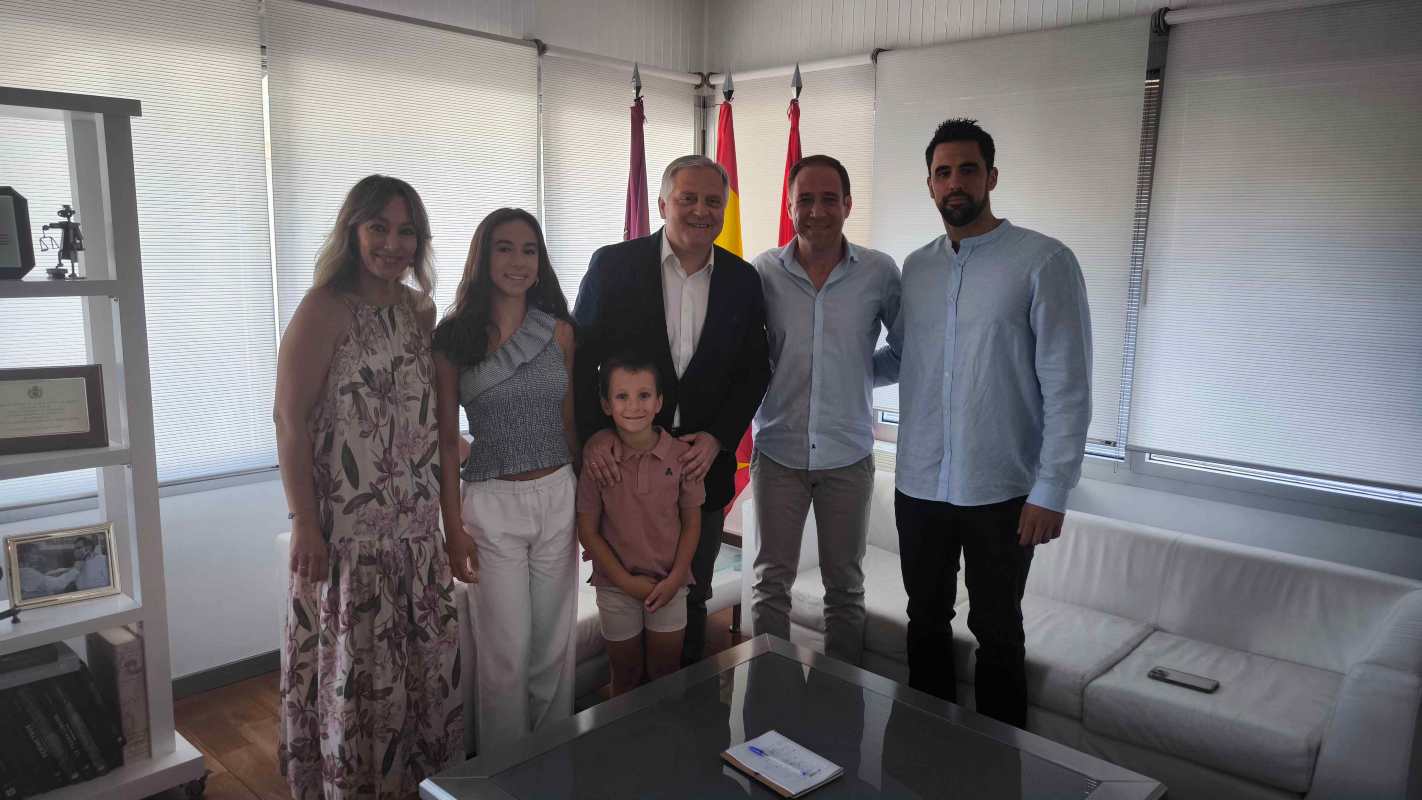Foto de Cañizares con Pérez Pizarro (segundo por la derecha) y familia.